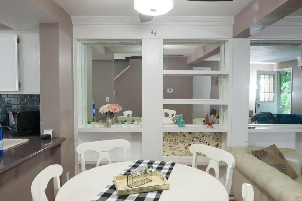 Trendy home in great location - image 2