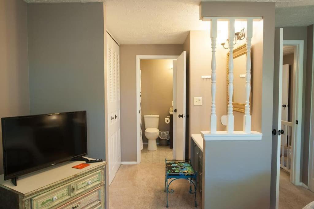Trendy home in great location - image 7