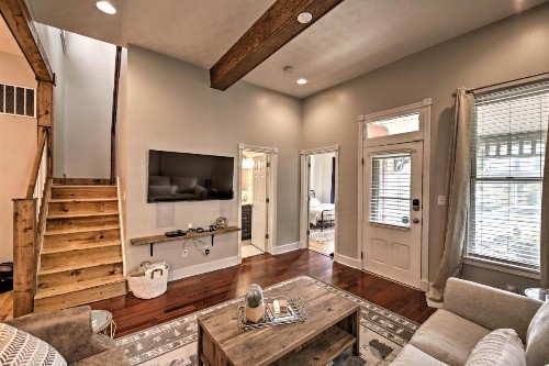 Updated Indianapolis Home Walk to Lucas Oil! - image 8