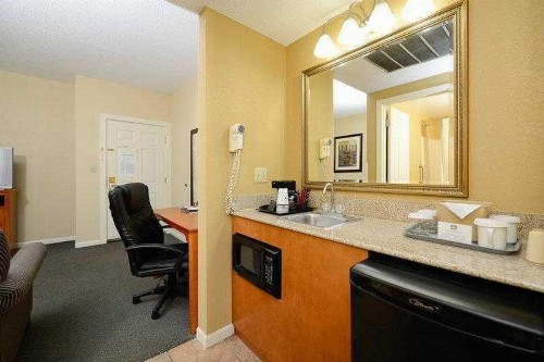 Best Western Country Suites