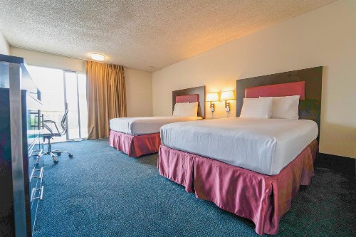 Royal Plaza Inn - image 10