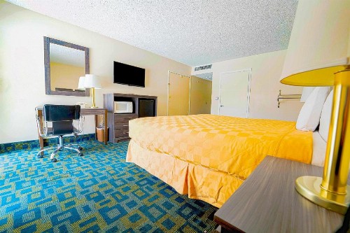 Royal Plaza Inn - image 12