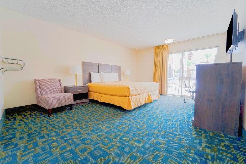 Royal Plaza Inn - image 15