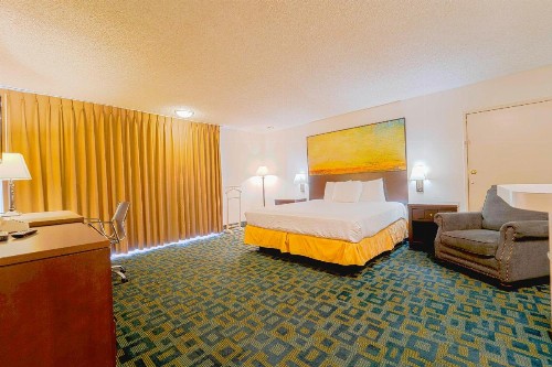 Royal Plaza Inn - image 18