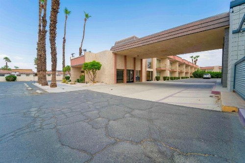 Royal Plaza Inn - image 21