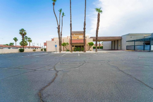 Royal Plaza Inn - image 3