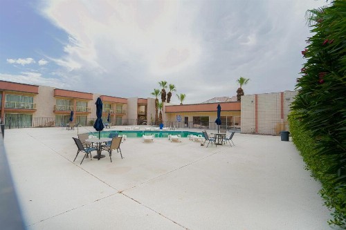 Royal Plaza Inn - image 34