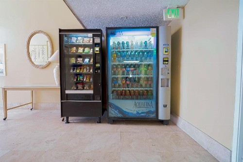 Royal Plaza Inn - image 35