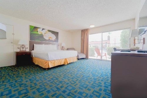 Royal Plaza Inn - image 4