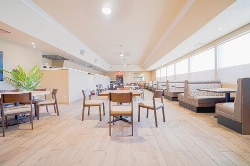 Royal Plaza Inn - image 40