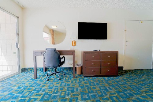 Royal Plaza Inn - image 43
