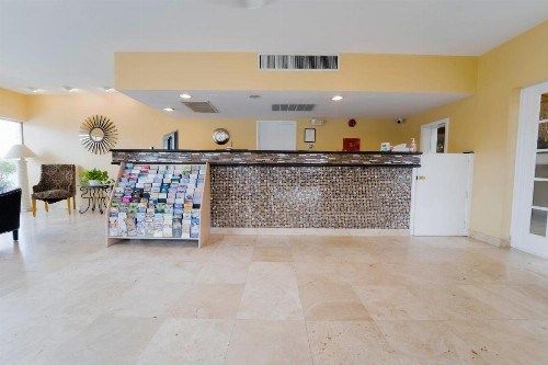 Royal Plaza Inn - image 6