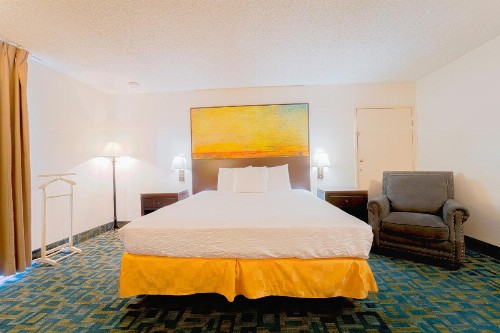 Royal Plaza Inn - image 8