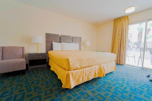 Royal Plaza Inn - image 9
