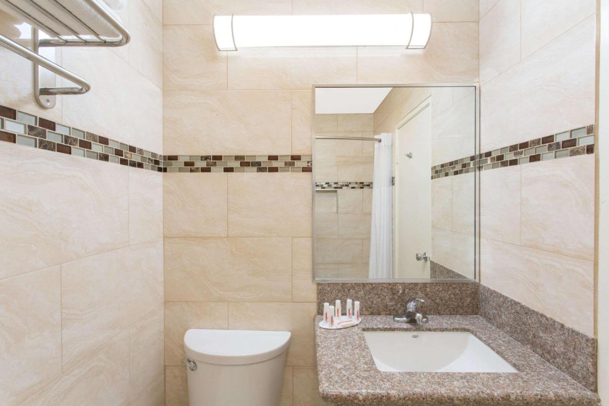 Days Inn by Wyndham Indio - image 5