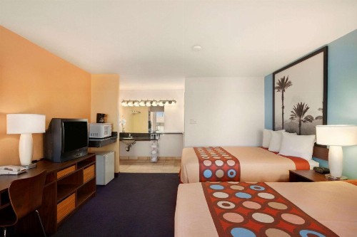 Super 8 by Wyndham Indio - image 13
