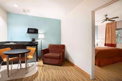 Super 8 by Wyndham Indio - image 2