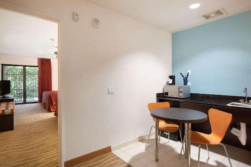 Super 8 by Wyndham Indio - image 30