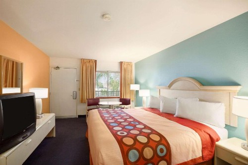 Super 8 by Wyndham Indio - image 32