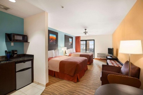 Super 8 by Wyndham Indio - image 6