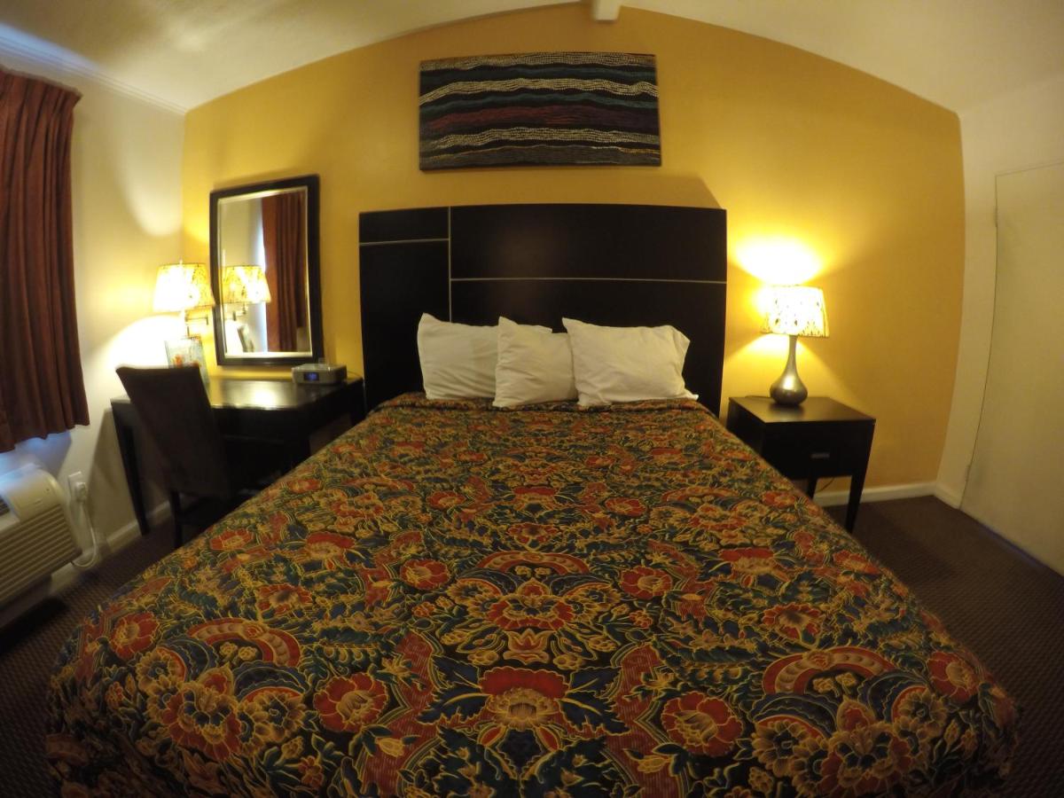 Indio Holiday Motel - image 7