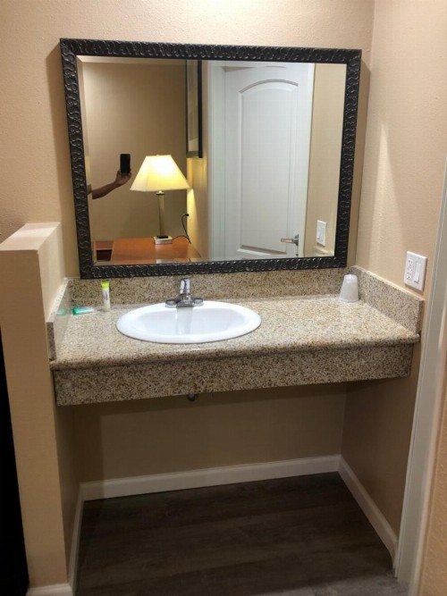 Budget Inn Motel - image 3