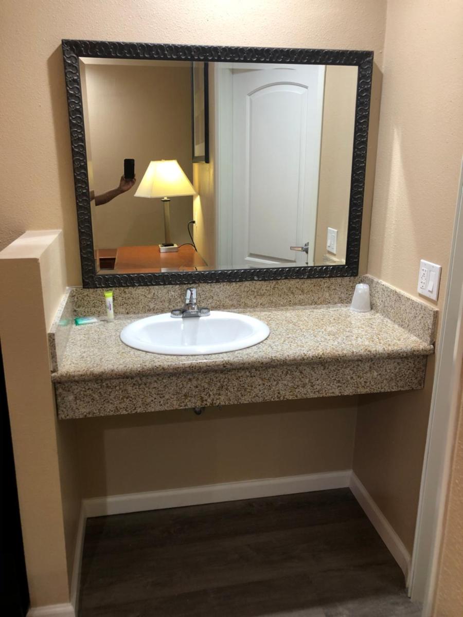 Budget Inn Motel - image 3