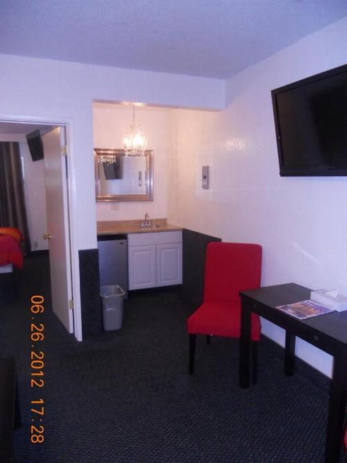 Tradewinds Airport Hotel - image 14