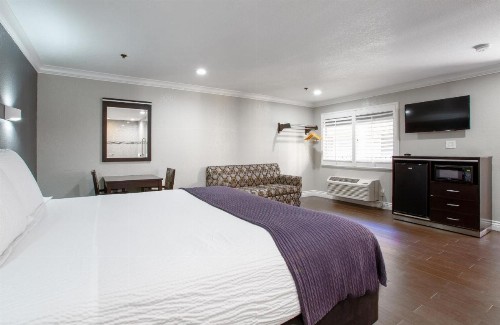 Super 8 by Wyndham Inglewood/LAX/LA Airport - image 17