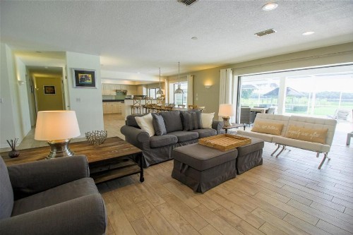 Beautiful Lakeview home - image 11