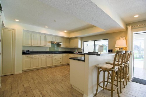 Beautiful Lakeview home - image 3