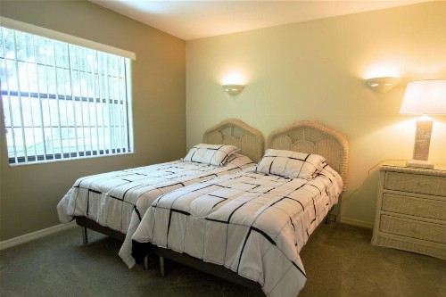 Beautiful Lakeview home - image 6