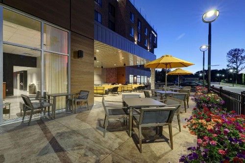 Courtyard by Marriott Iowa City University Heights - image 2