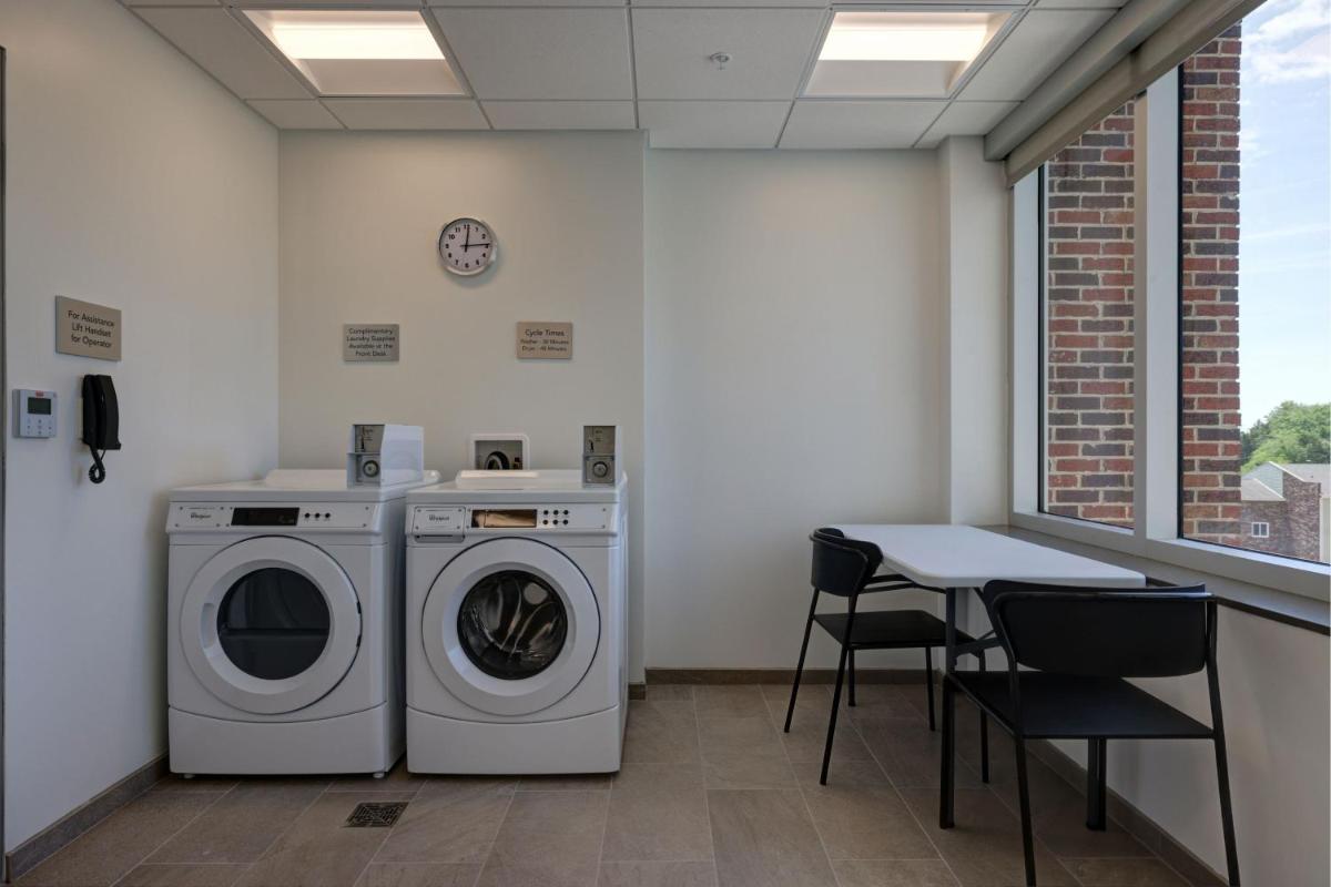 Courtyard by Marriott Iowa City University Heights - image 3