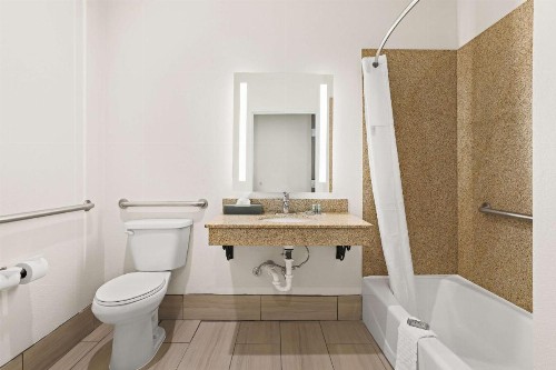 La Quinta by Wyndham Iowa - image 27