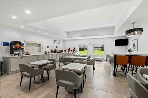 La Quinta by Wyndham Iowa - image 3