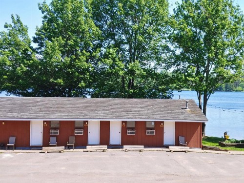 Lakeshore Motel - image 10