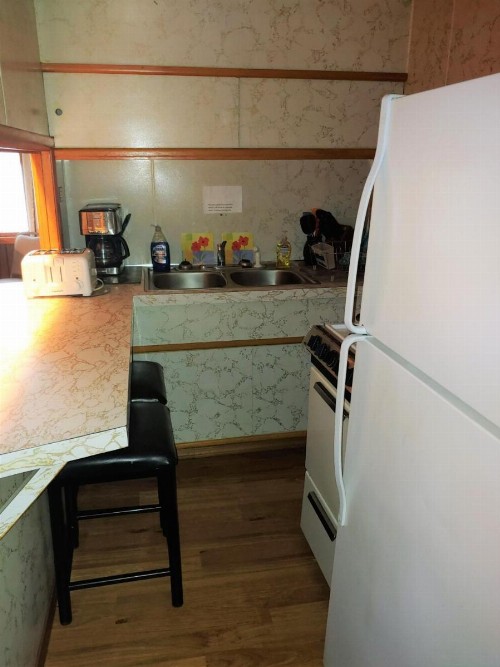 Lakeshore Motel - image 13
