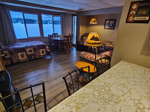 Lakeshore Motel - image 25