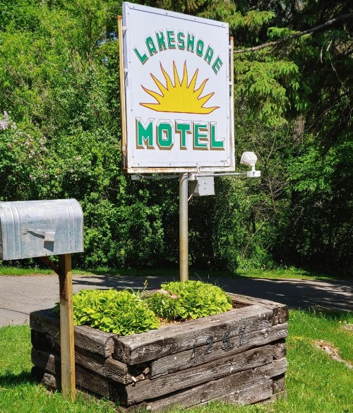 Lakeshore Motel - image 31