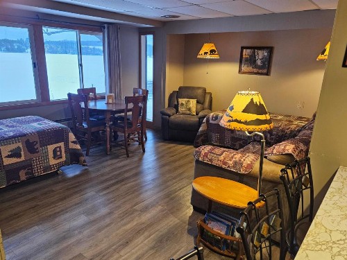 Lakeshore Motel - image 35