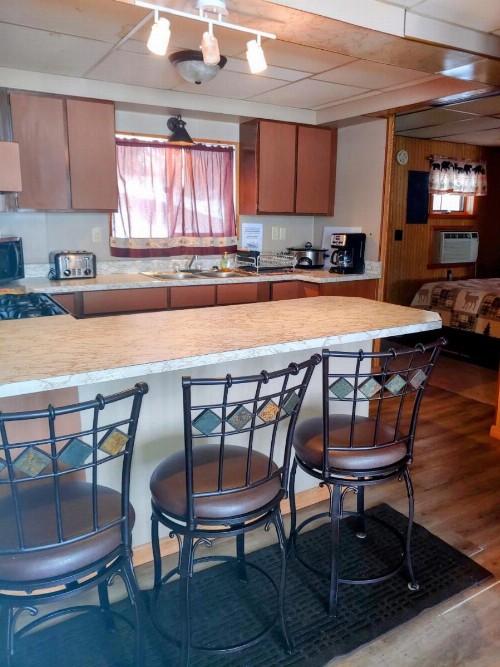 Lakeshore Motel - image 36