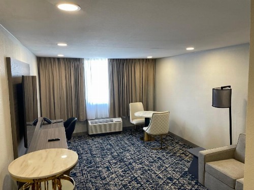 DFW Airport Hotel & Conference Center - image 9
