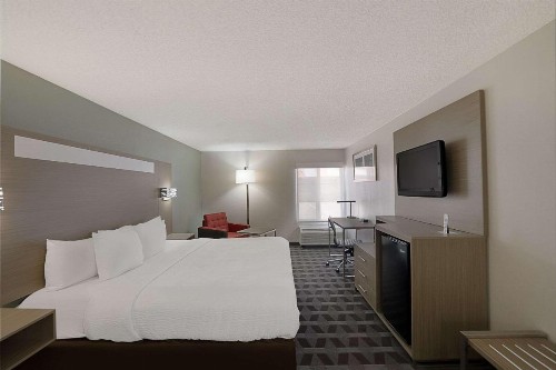 Quality Inn & Suites DFW Airport South - image 13