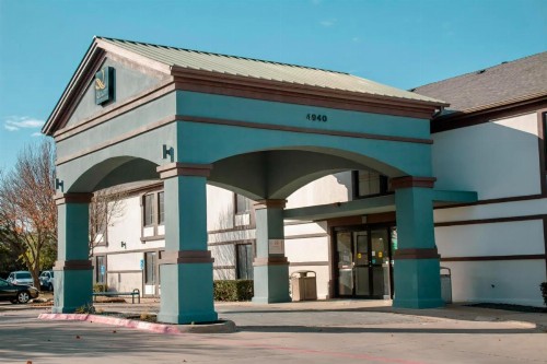 Quality Inn & Suites DFW Airport South - image 36