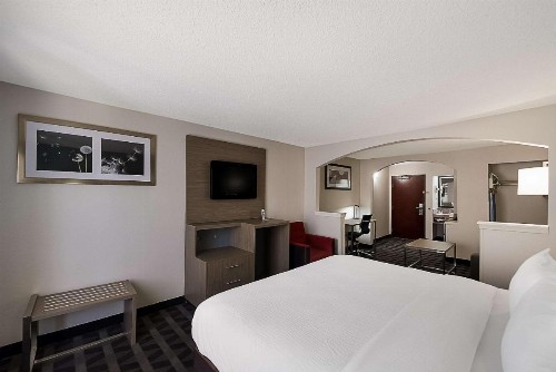 Quality Inn & Suites DFW Airport South - image 5