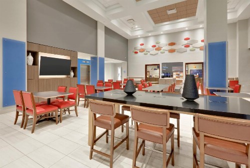 Holiday Inn Express Hotel & Suites - Irving Convention Center - Las Colinas an IHG Hotel - image 4