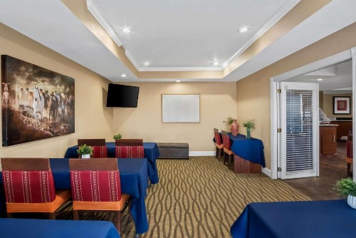 Comfort Suites Las Colinas Center - image 28