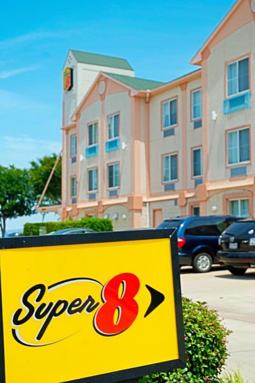 Super 8 by Wyndham Irving/DFW Apt/North - image 12