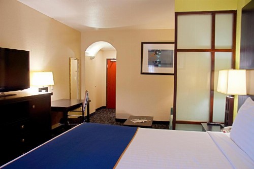 Super 8 by Wyndham Irving/DFW Apt/North - image 17